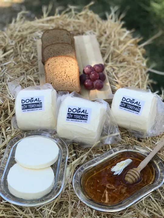 Köy kahvaltısı sofrası için vakumlu pakette tuzsuz doğal tereyağı
