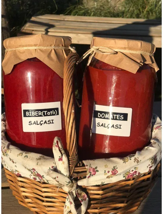 Hasır sepette tatlı biber salçası ve domates salçası kavanozları